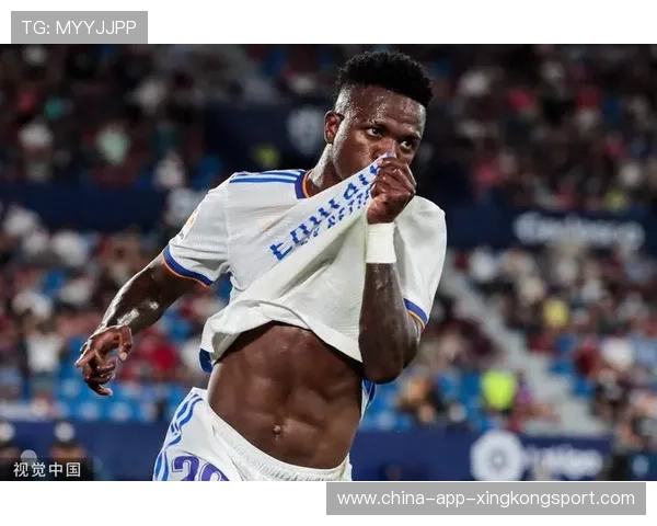 维尼修斯速度优势尽显，左路一条龙助攻本泽马